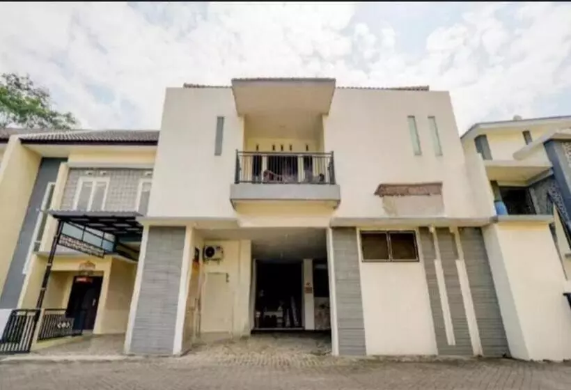 Hotelli Reddoorz Near Plaza Araya Malang