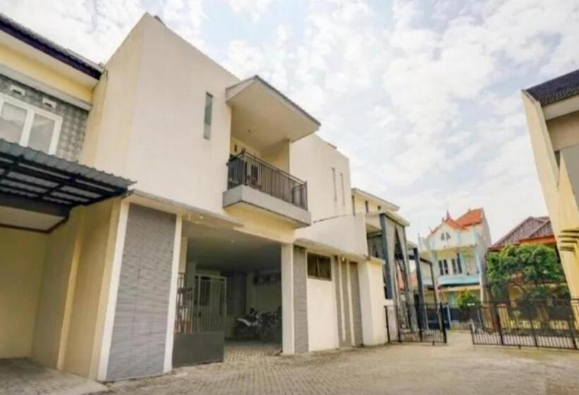 فندق Reddoorz Near Plaza Araya Malang