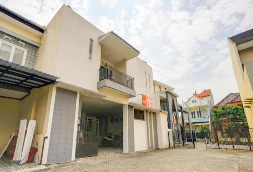 فندق Reddoorz Near Plaza Araya Malang