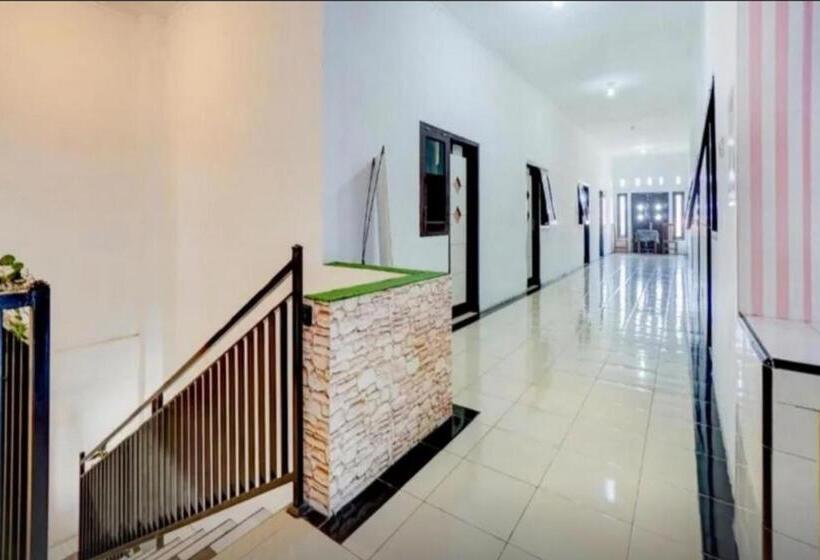 فندق Reddoorz Near Plaza Araya Malang