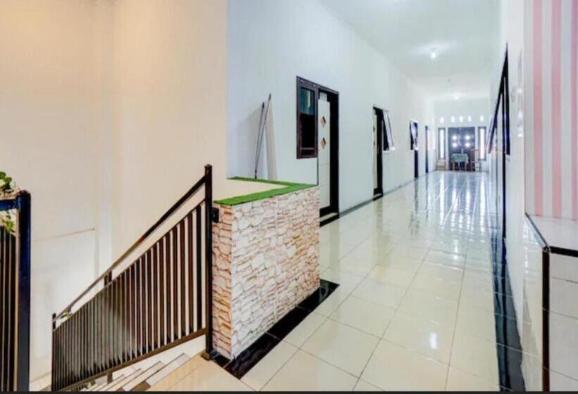 فندق Reddoorz Near Plaza Araya Malang