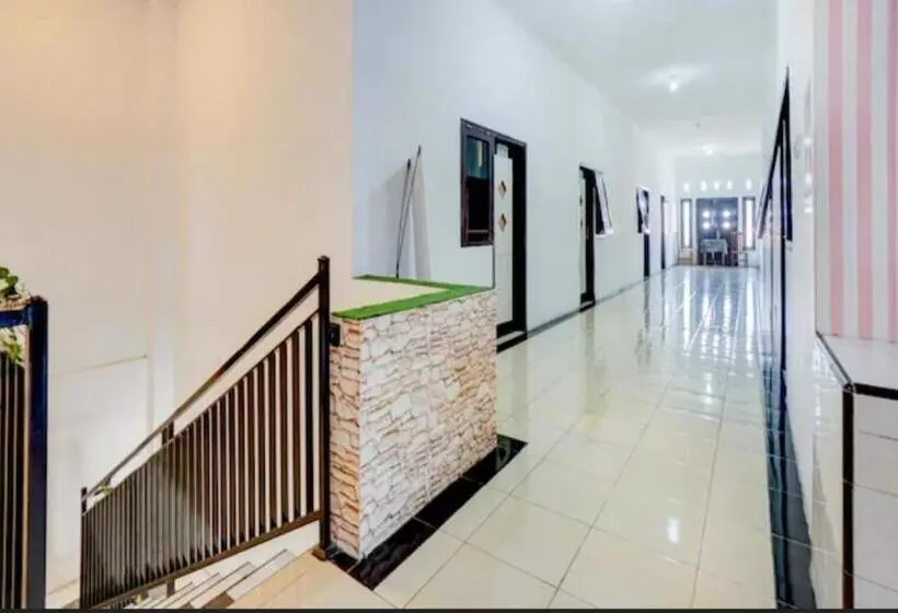 Hotelli Reddoorz Near Plaza Araya Malang