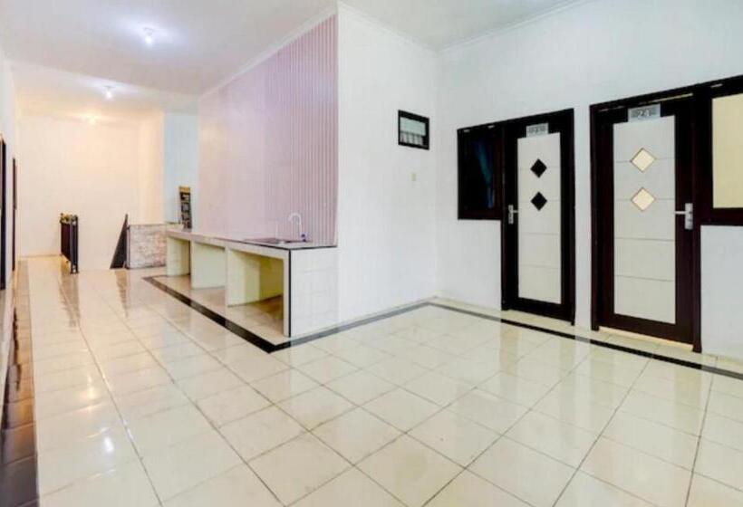 فندق Reddoorz Near Plaza Araya Malang