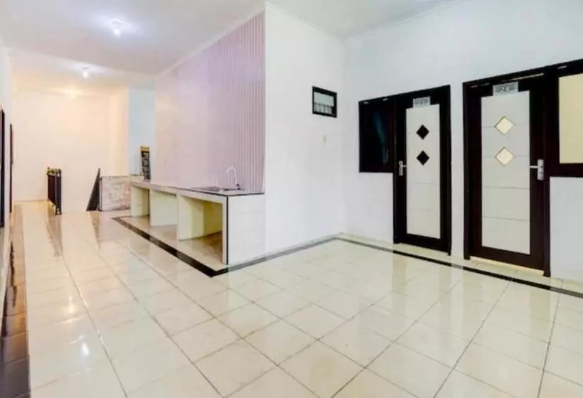 Hotelli Reddoorz Near Plaza Araya Malang