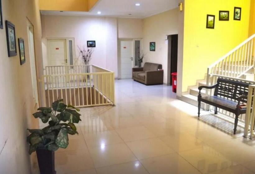 فندق Reddoorz Near Plaza Araya Malang