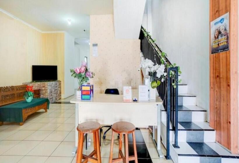 فندق Reddoorz Near Plaza Araya Malang