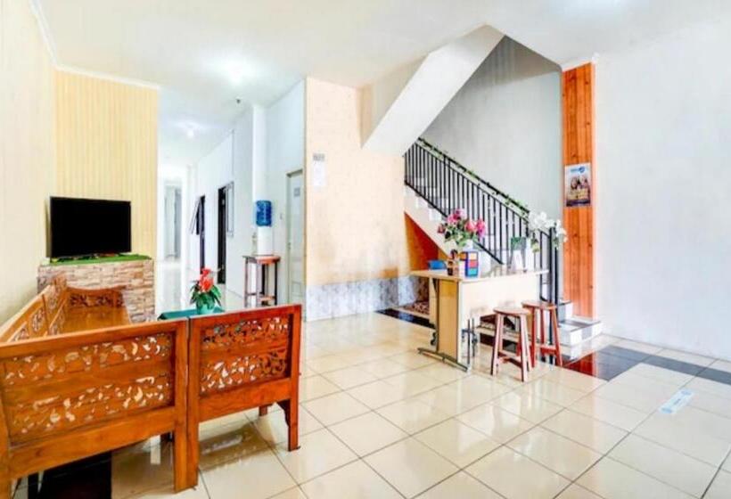 فندق Reddoorz Near Plaza Araya Malang