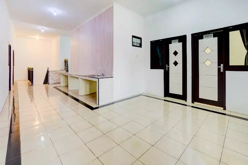 Hotelli Reddoorz Near Plaza Araya Malang