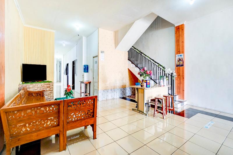 فندق Reddoorz Near Plaza Araya Malang