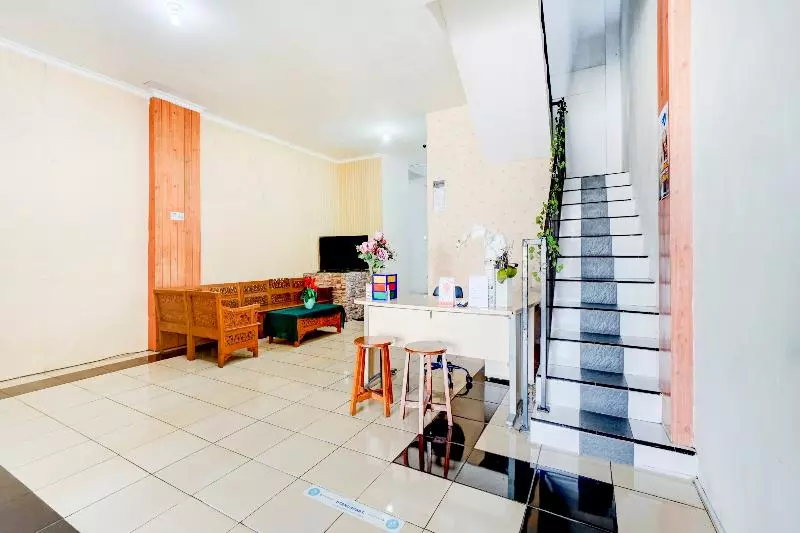 Hotelli Reddoorz Near Plaza Araya Malang