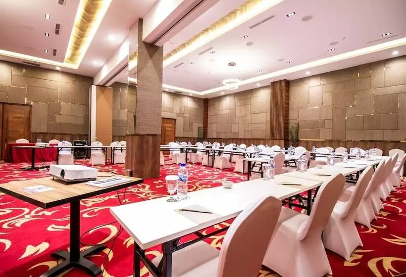 هتل Parkside Gayo Petro