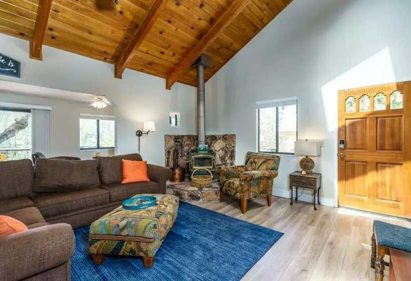 Three Wild Turkeys   Amazing Outdoor Spaces! 2 Decks!