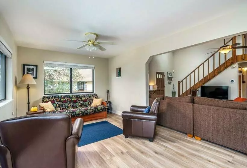 Three Wild Turkeys   Amazing Outdoor Spaces! 2 Decks!