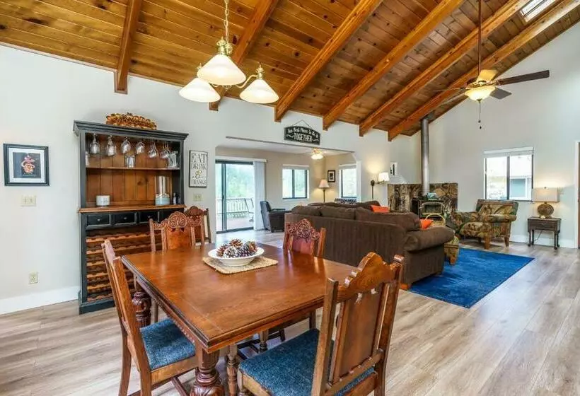 Three Wild Turkeys   Amazing Outdoor Spaces! 2 Decks!