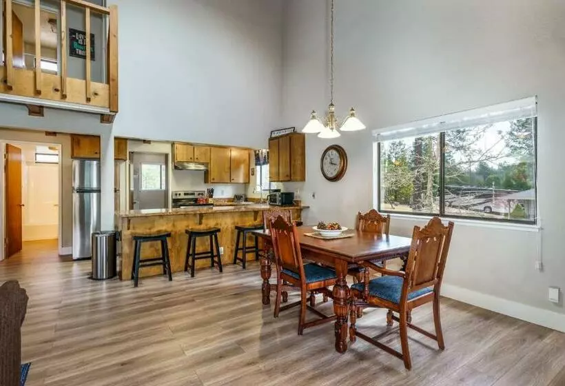 Three Wild Turkeys   Amazing Outdoor Spaces! 2 Decks!