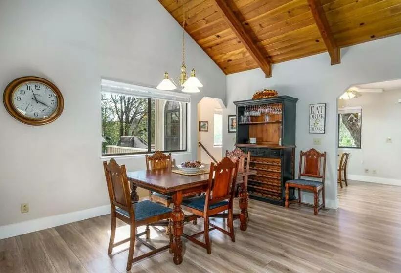 Three Wild Turkeys   Amazing Outdoor Spaces! 2 Decks!