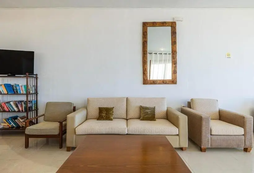 Hotelli Niros Beachfront Apart