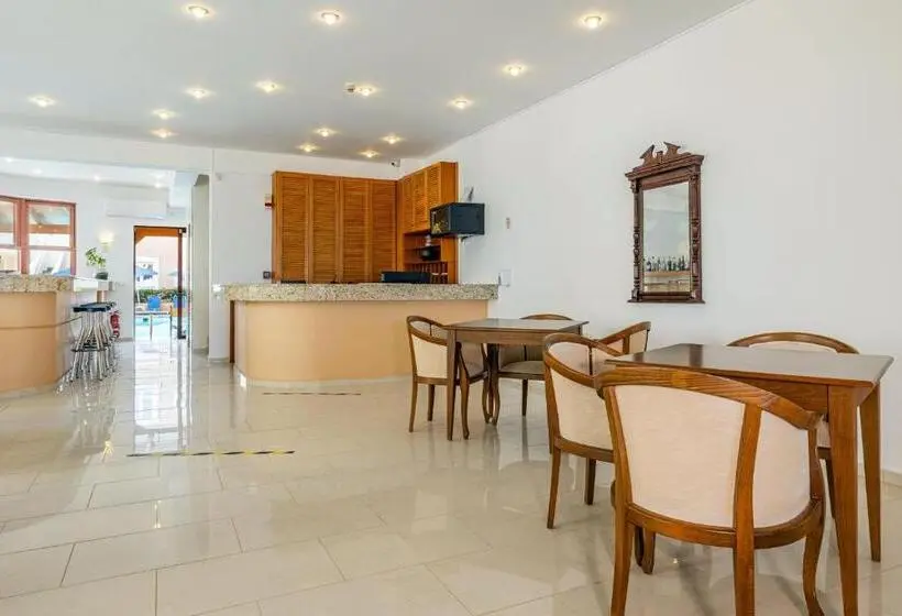 Hotelli Niros Beachfront Apart