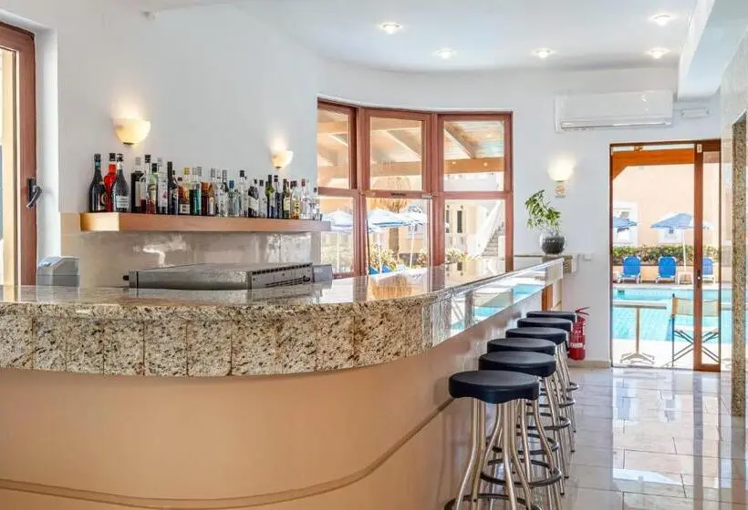 Hotelli Niros Beachfront Apart