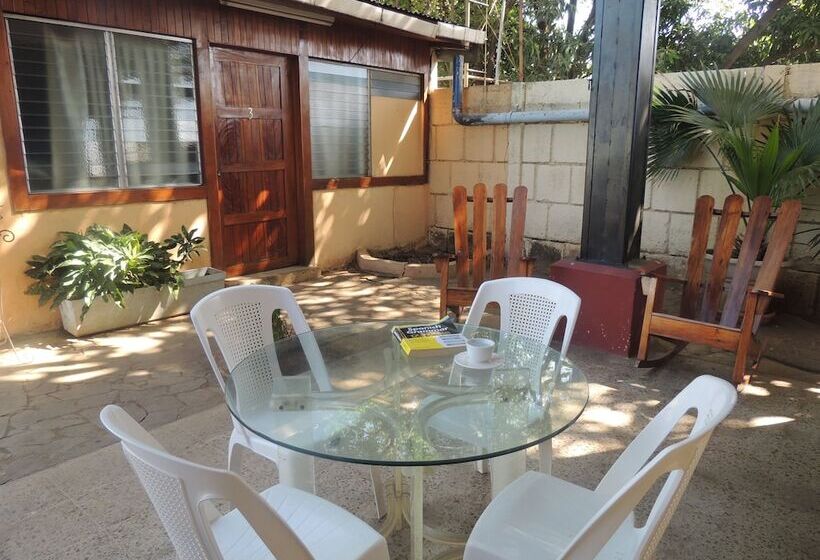 هتل Hostal Doña Ida Hostel