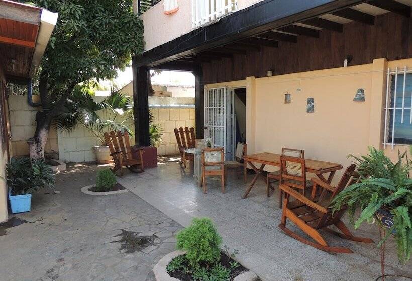 هتل Hostal Doña Ida Hostel