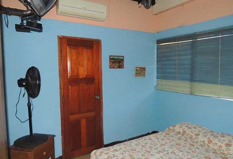 هتل Hostal Doña Ida Hostel