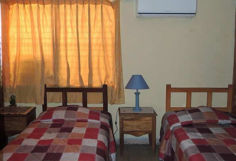 هتل Hostal Doña Ida Hostel