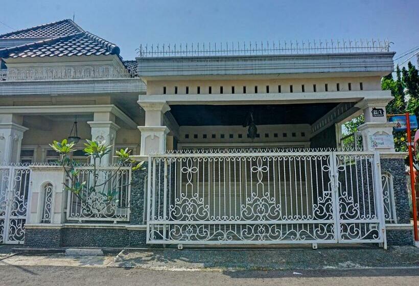 Hotel Spot On 91461 Saungawi Stay Syariah