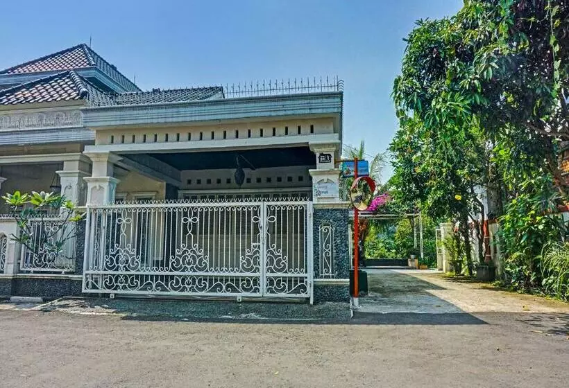 Hotelli Spot On 91461 Saungawi Stay Syariah