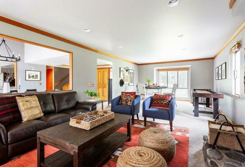 Skylight By Avantstay Elevated Mountain Home W Hot Tub, Billiards, Large Patio