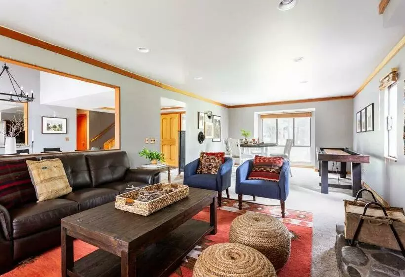 Skylight By Avantstay Elevated Mountain Home W Hot Tub, Billiards, Large Patio