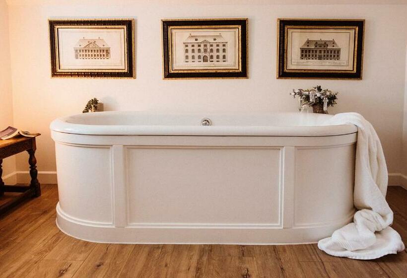 No 24 Beverston Castle