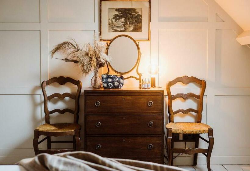 No 24 Beverston Castle