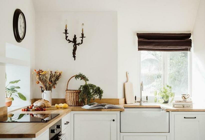 No 24 Beverston Castle