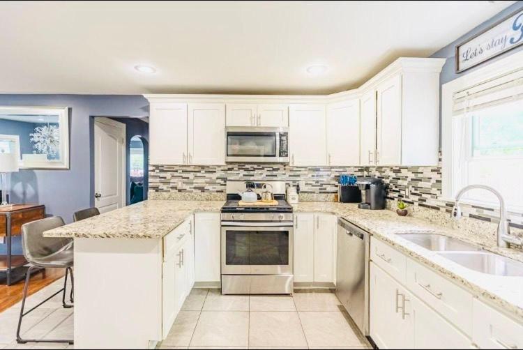 Pensão A1 Modern, Cozy Bedroom, 10 Minutes To Providence Central