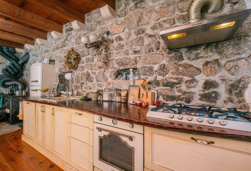 Authentic Boka House With Artistic Soul