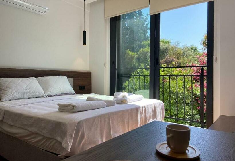 Black Mari̇n Apartment