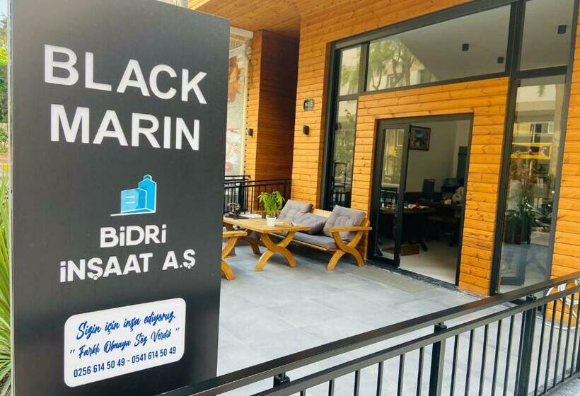 Black Mari̇n Apartment