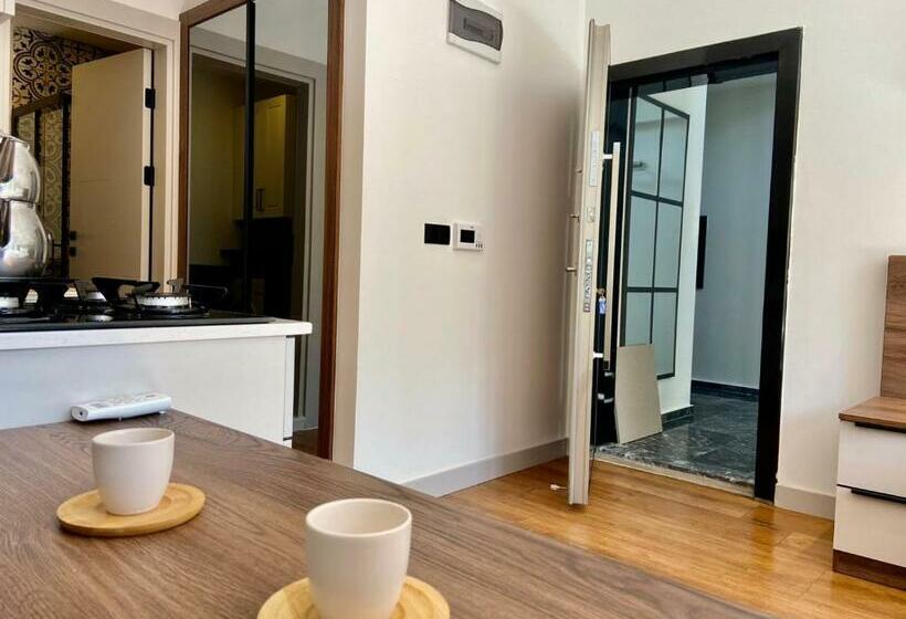 Black Mari̇n Apartment