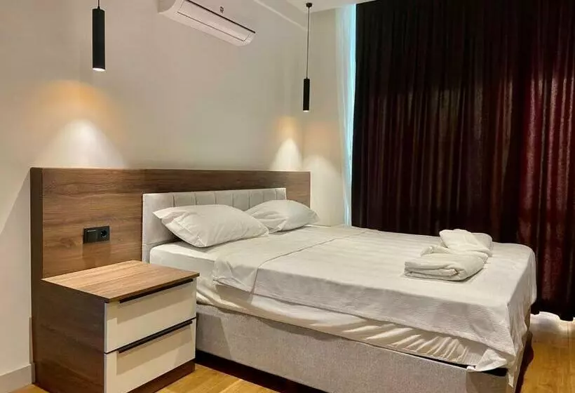 Black Mari̇n Apartment