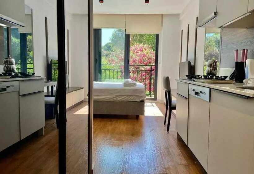 Black Mari̇n Apartment