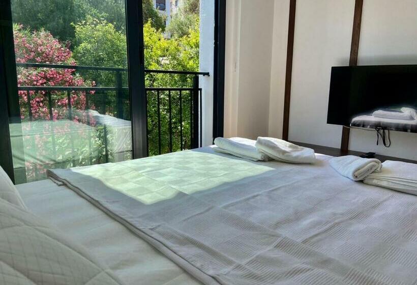 Black Mari̇n Apartment