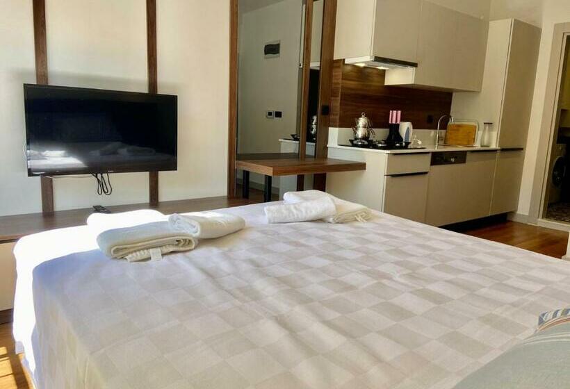 Black Mari̇n Apartment