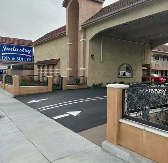 Hotelli Industry Inn & Suites