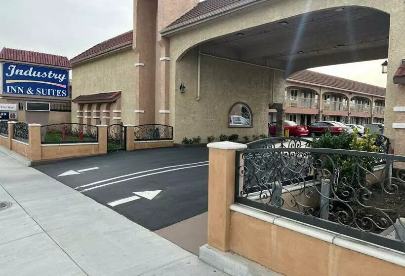 Hotelli Industry Inn & Suites