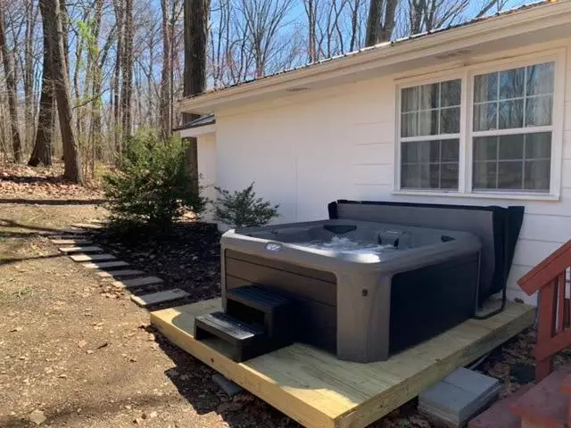 River & Kayak Cottage, Hot Tub, Deck, Grill, Wifi!