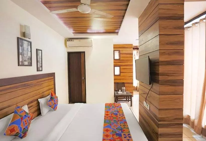 ホテル Fabexpress Madhuram Landmark