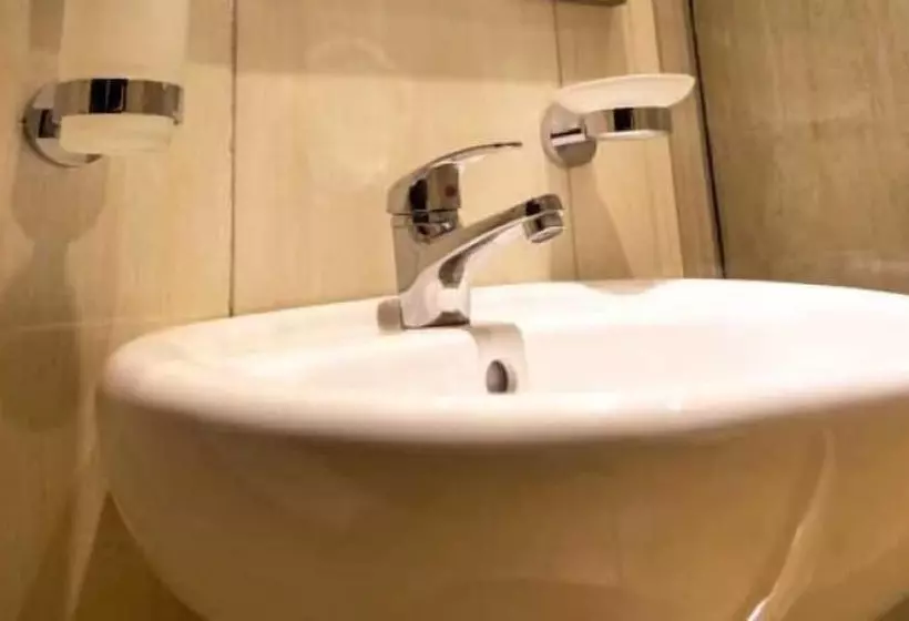 هتل Mbale Courts View