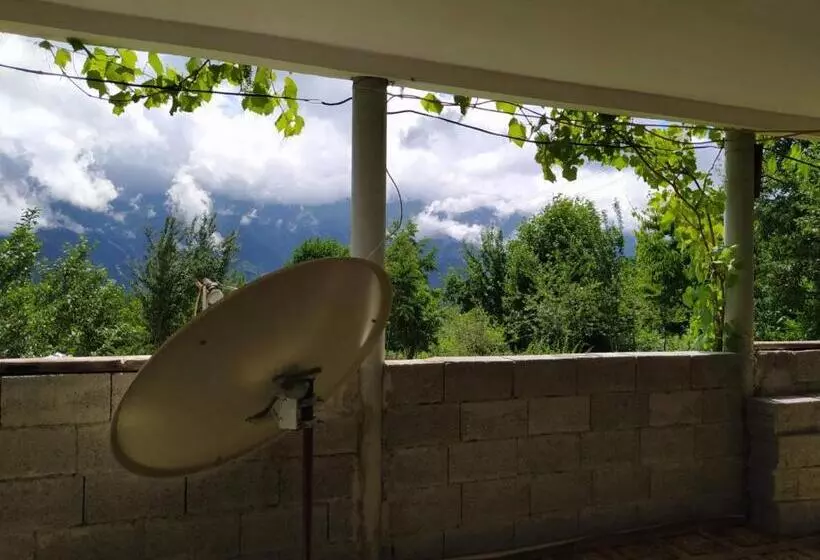 پانسیون Gujejiani Guest House