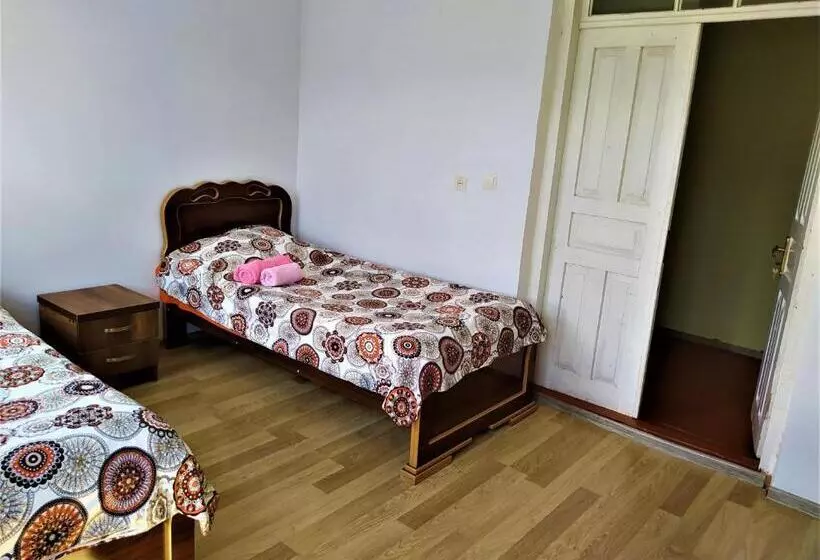 پانسیون Gujejiani Guest House